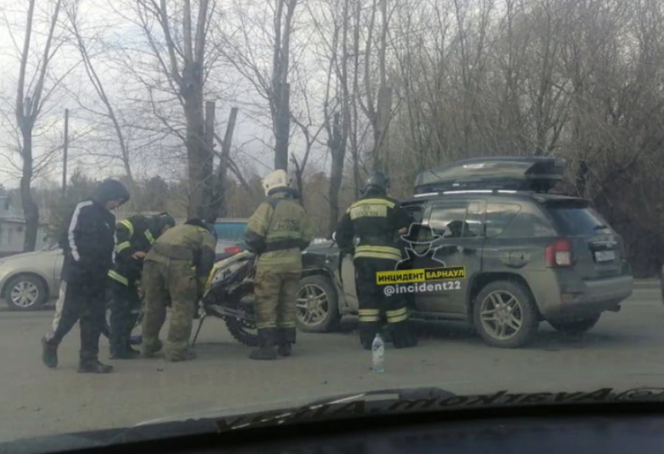 Водитель автомобиля не уступил дорогу и допустил столкновение. Скриншот публикации "Инцидент Барнаул"