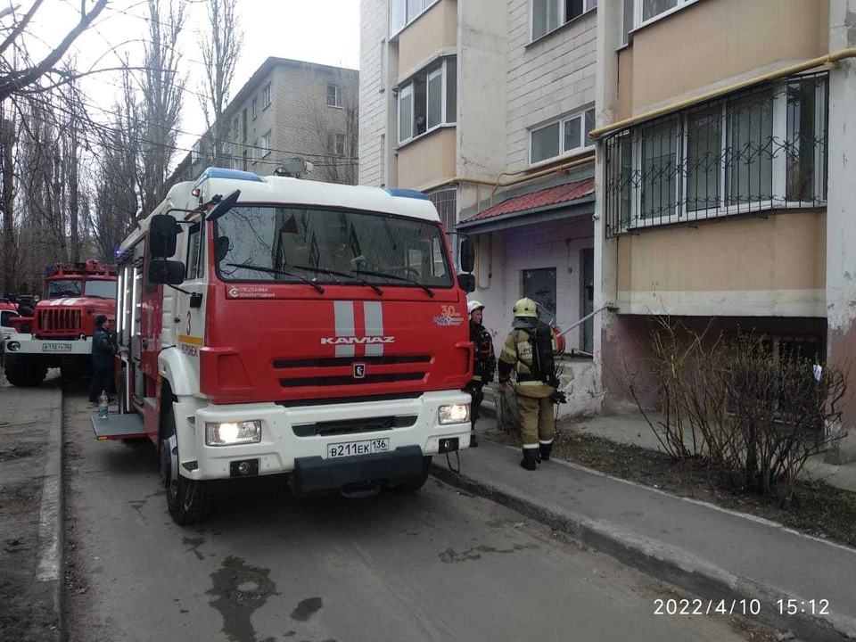 Сотрудники МЧС работают на месте пожара.