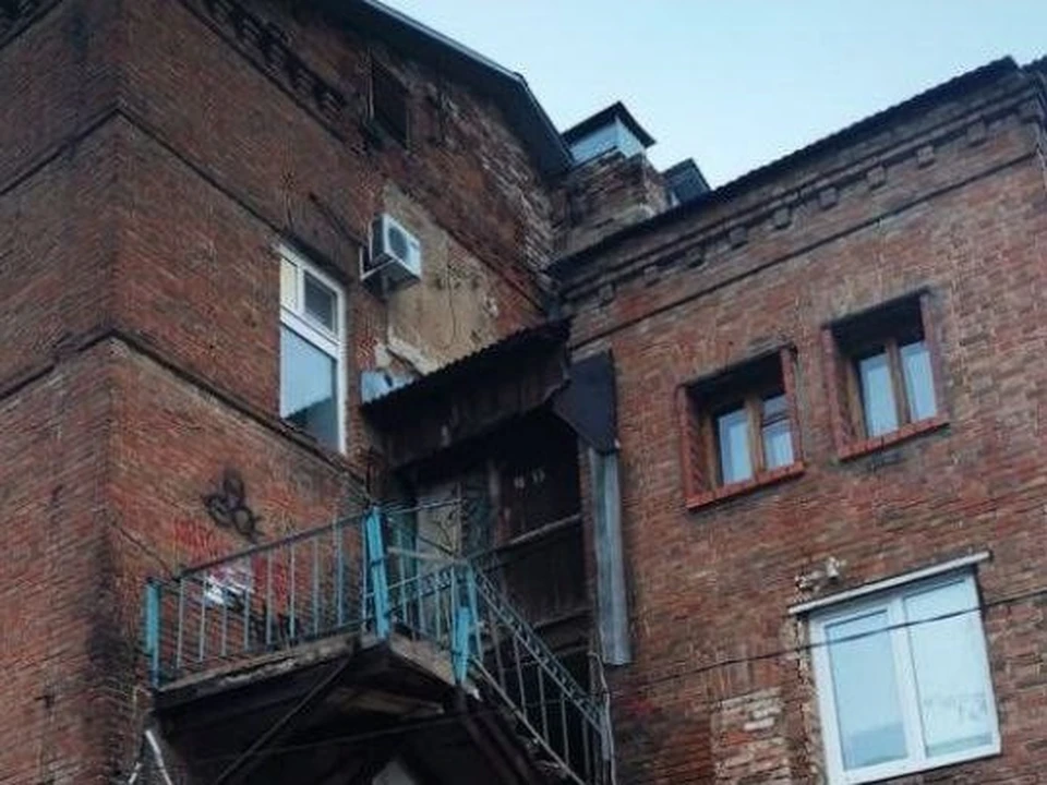 Фасад со стороны двора может обрушиться в любой момент Фото: областная прокуратура