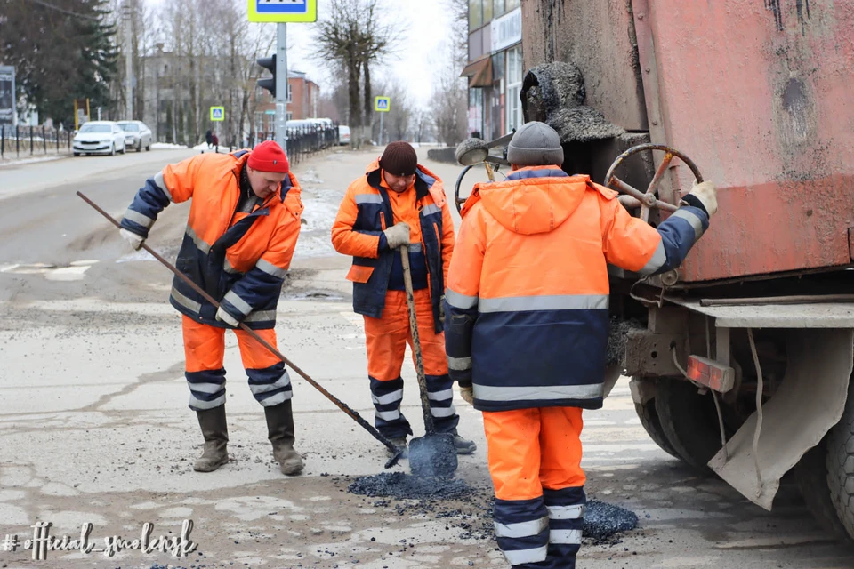 На улицах Смоленска проводят ямочный ремонт. Фото: пресс-служба администрации города.