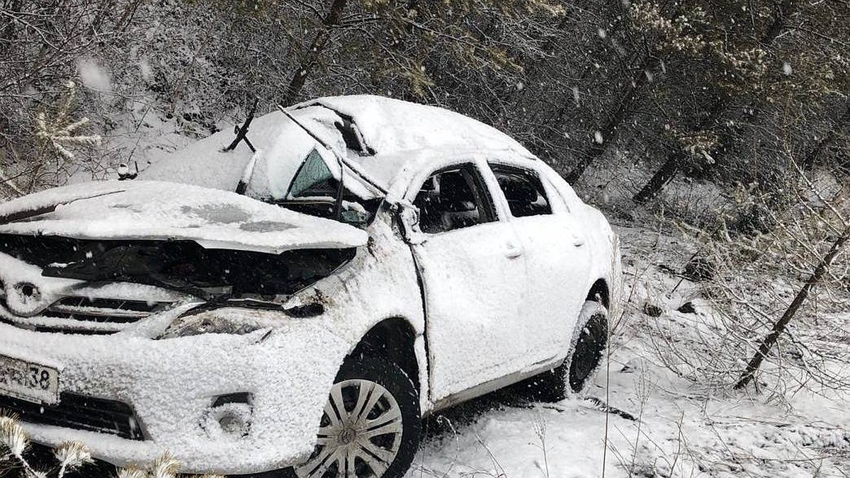 Водитель опрокинувшегося автомобиля Toyota Corolla погиб на трассе Тайшет- Братск - KP.RU