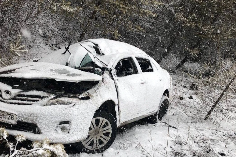 Водитель опрокинувшегося автомобиля Toyota Corolla погиб на месте на трассе Тайшет-Братск