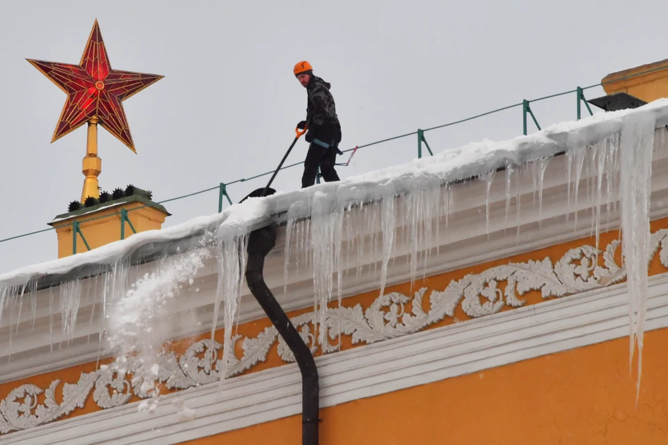 Зима в этом году выдалась снежной: к уборке снега в Москве привлекли более 100 тысяч сотрудников коммунальных служб.