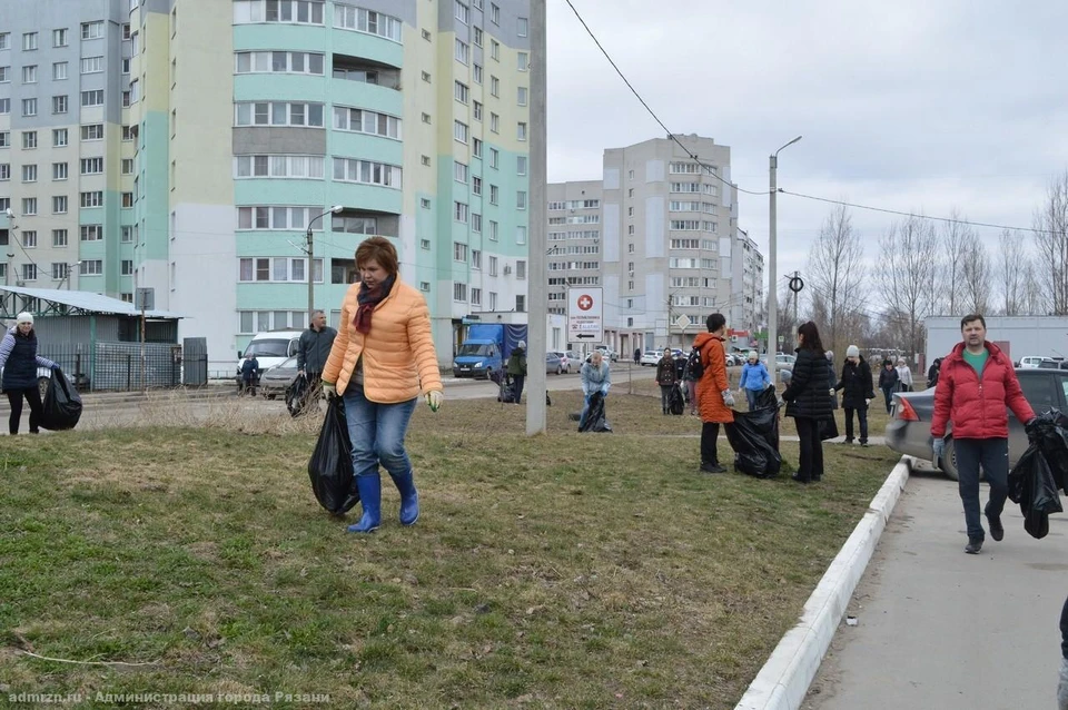 Елена Сорокина регулярно принимает участие в уборке города.