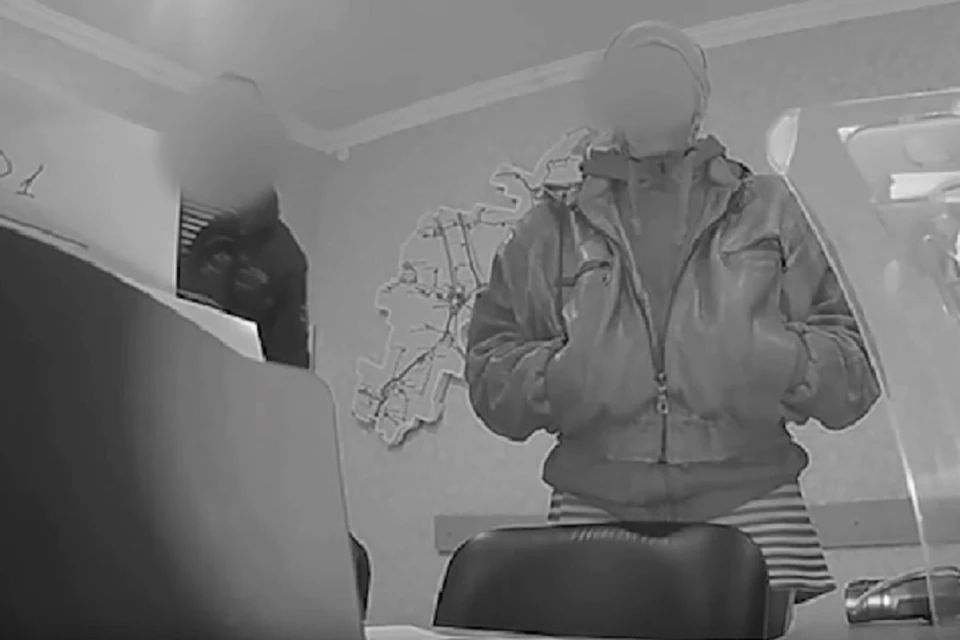 В Нижнегорском районе женщина пыталась дать взятку руководителю подразделения ГИБДД. Фото: скрин из видео МВД по РК