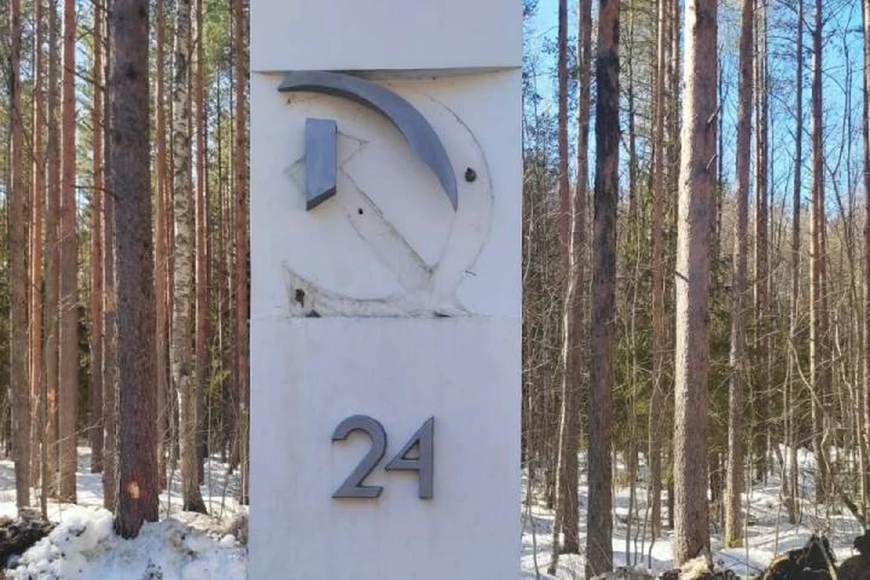 Вандалы осквернили километровый столб Дороги Жизни в Ленобласти / Фото: Администрация ЛО
