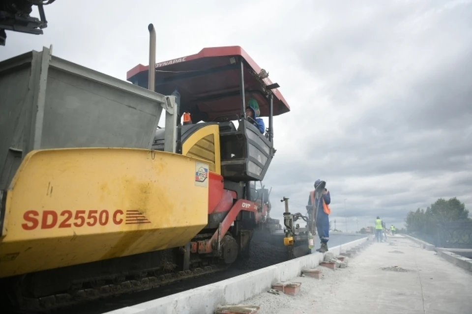 Рабочие уже сняли старое асфальтное покрытие мостового перехода
