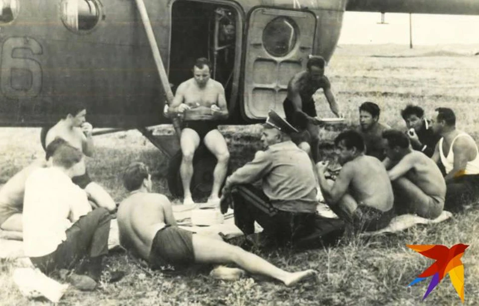Обед на берегу залива в Приморском, 1962 год. На трапе вертолёта Юрий Гагарин. Справа в белой майке полковник-инженер Александр Гилёв. ФОТО: Архив А. Гилёва