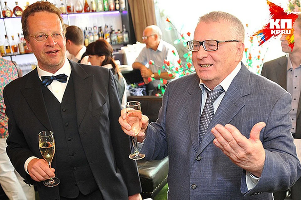 Владимир Вольфович и Олег Назаров поднимают тост за молодых на Первом съезде московских молодоженов, который созвал шоумен.