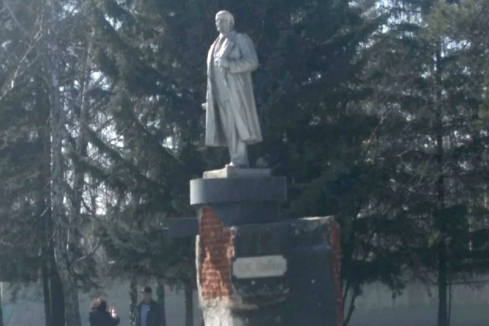 В Новосибирске ободрали постамент памятника Ленину. Фото: предоставлено героем публикации.