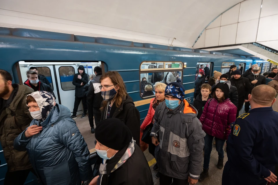 В метро Петербурга объяснили причины столпотворений на станции "Улица Дыбенко"