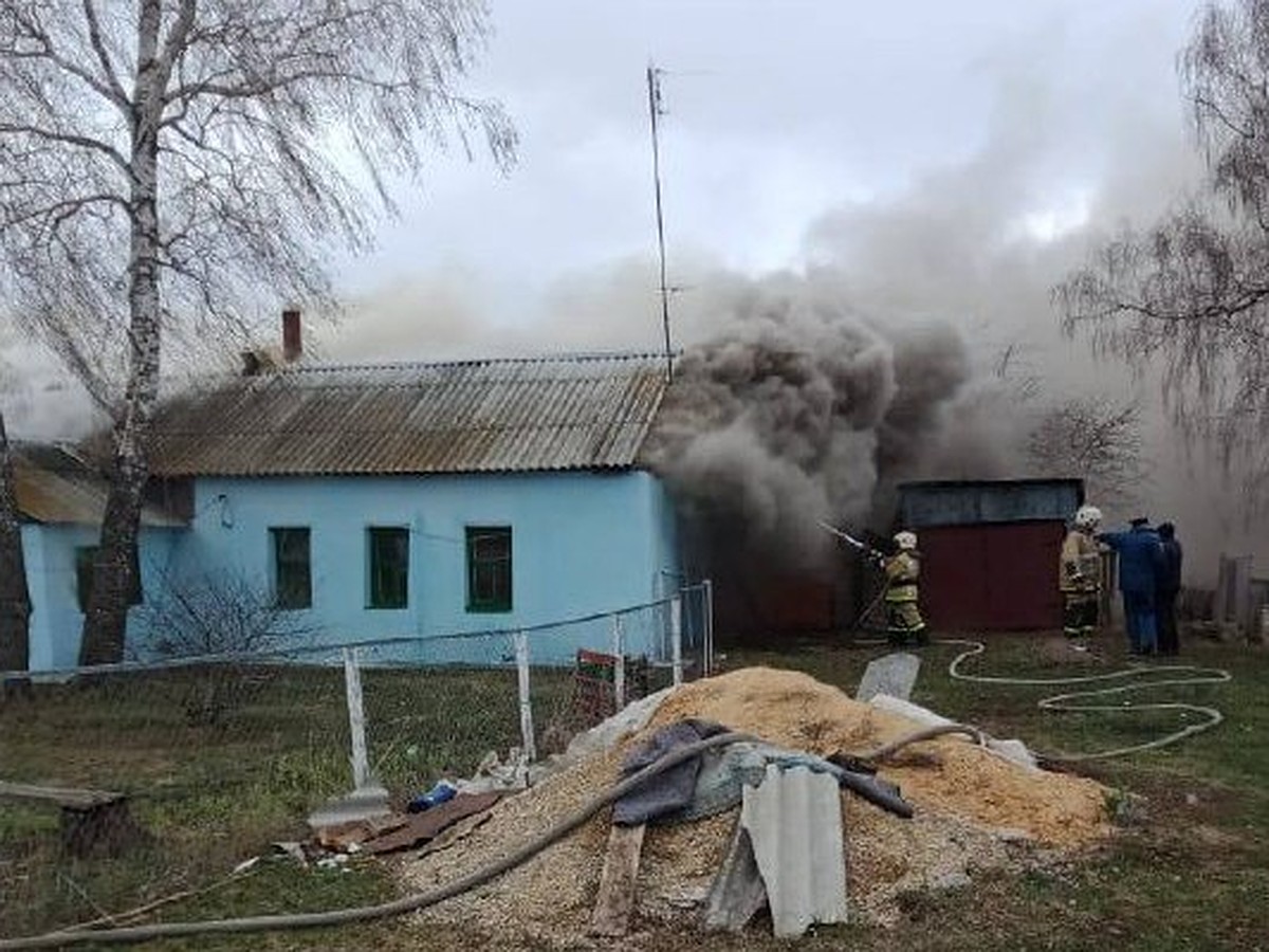 Черный дым и языки пламени: пожарные тушили дом под Липецком - KP.RU