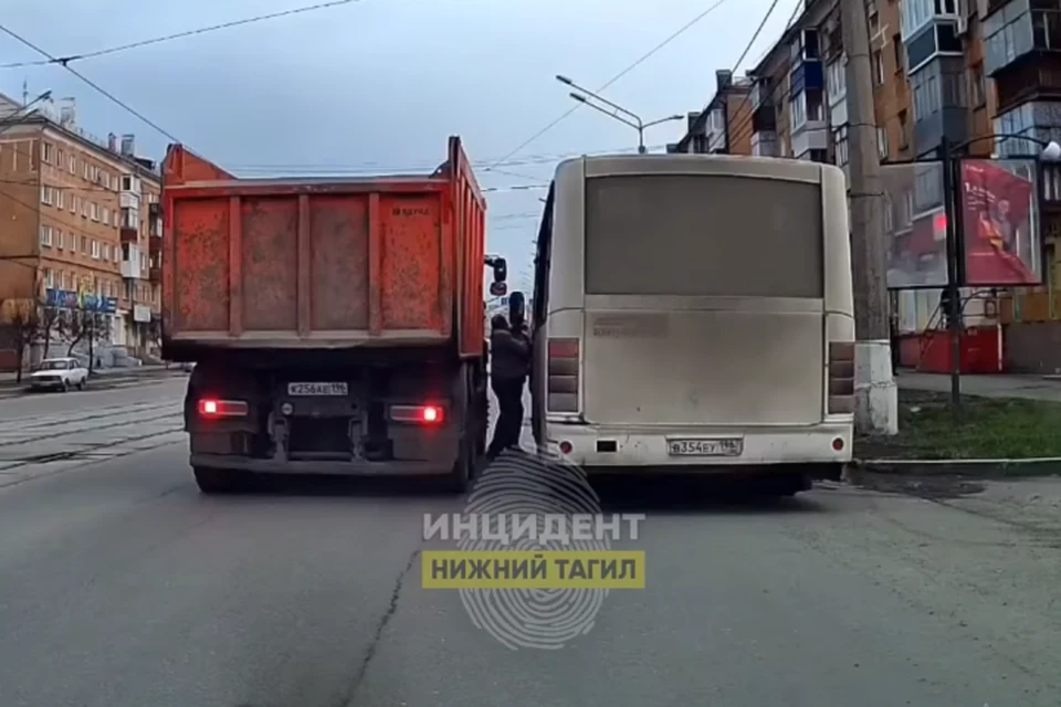 Драка происходила в узком пространстве между грузовиком и автобусом. Фото: Инцидент. Нижний Тагил, vk.com/inc_nt