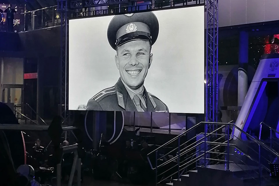 Фоторяд в память о Юрии Гагарине сопровождался пронзительно-лирическим исполнением песни "Нежность"