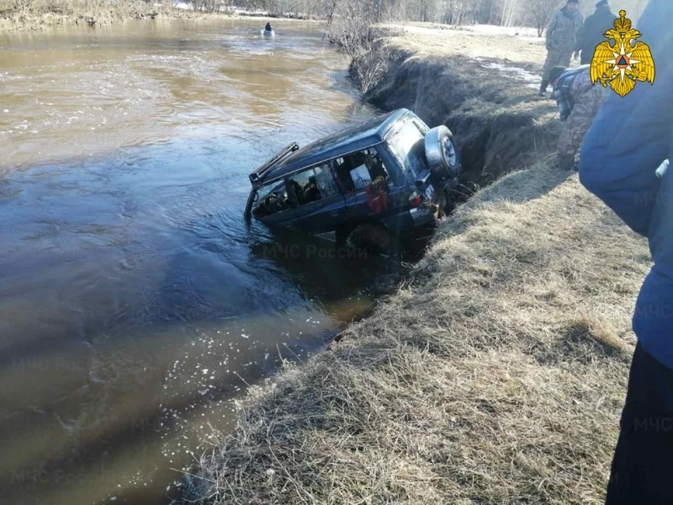 Внедорожник в реке