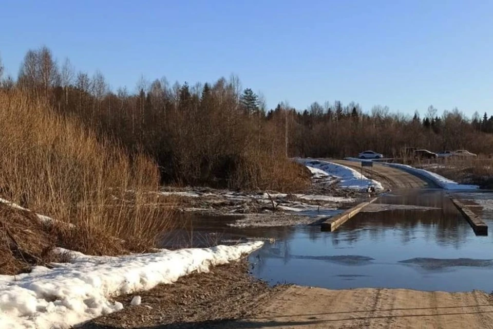 У затопленного моста в Костромской области организовали лодочную переправу. ФОТО: администрация Костромской области