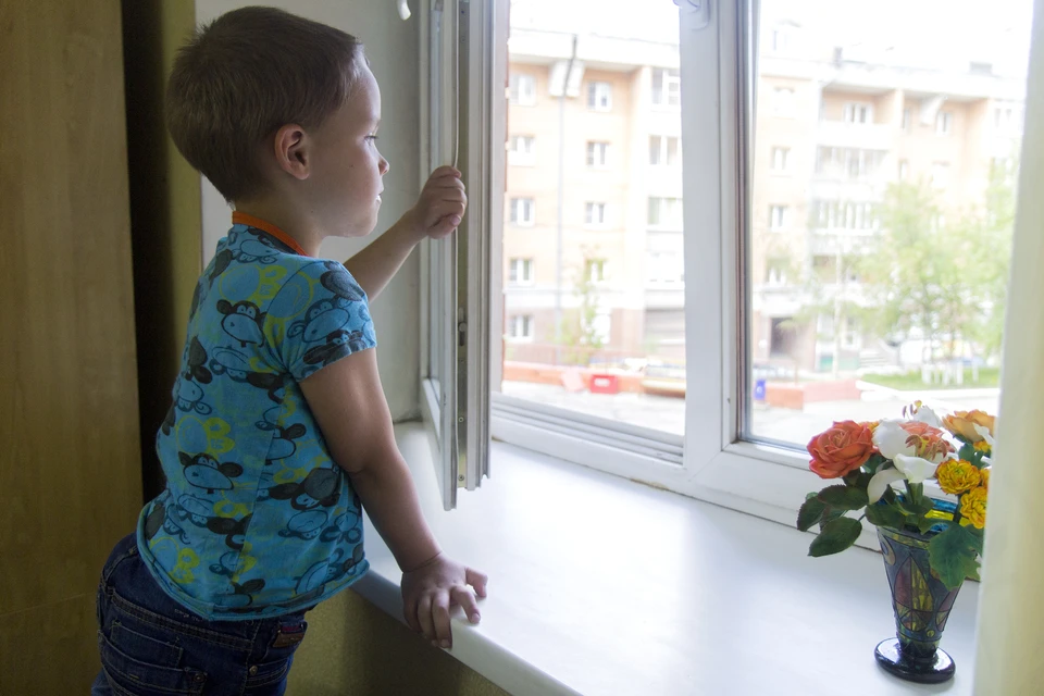 В кузбасском городе двухлетний мальчик выпал из окна многоэтажки.