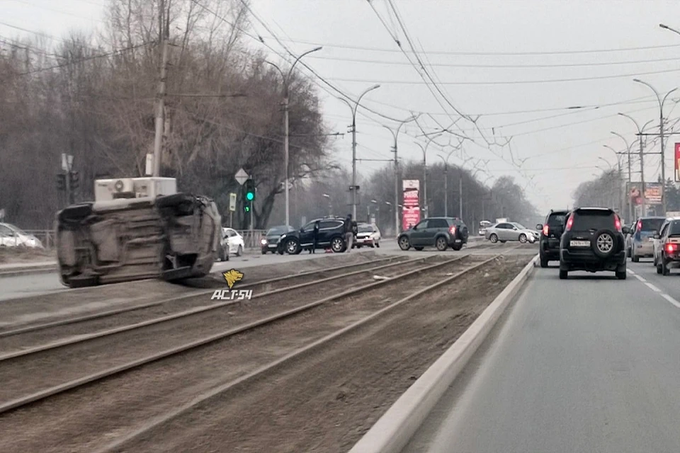 В Новосибирске иномарка завалилась на трамвайные пути после ДТП. Фото: "АСТ-54".