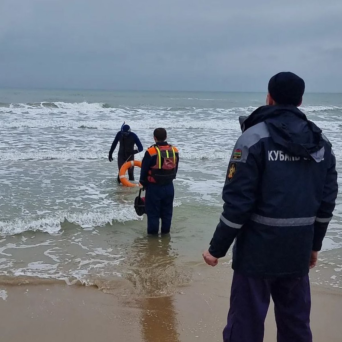 В Анапе во время шторма утонул ребенок, купаясь с мамой в море - KP.RU