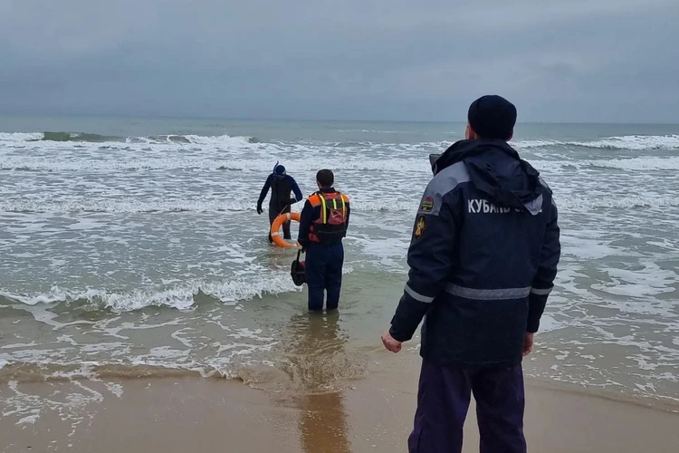 В Анапе во время шторма утонул ребенок, купаясь с мамой в море