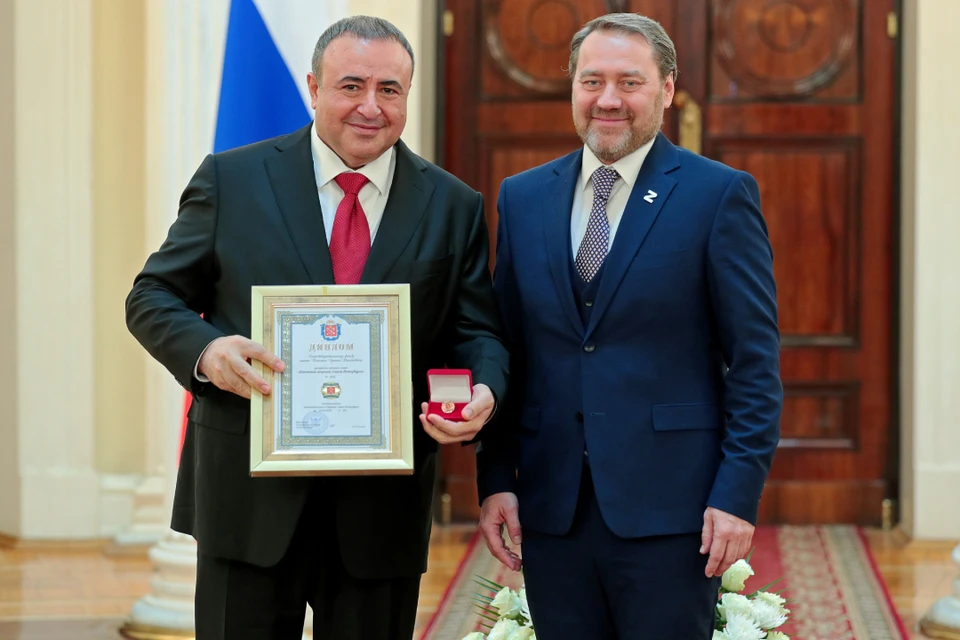 Председатель парламента Александр Бельский (на фото справа) вручил филантропу диплом и памятный знак с гербом региона. Фото: Благотворительный фонд Грачьи Погосяна.