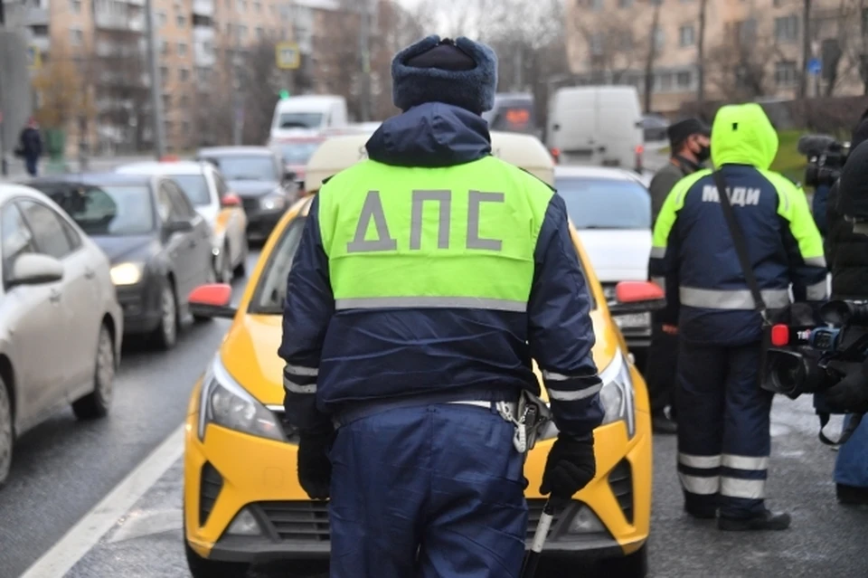 Ночью 21 февраля 2021 года обвиняемый напал на инспектора дорожно-патрульной службы