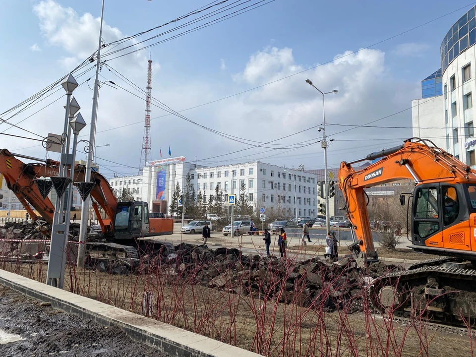 22 апреля на проспекте Ленина началось вскрытие асфальта в районе главной площади Якутска.