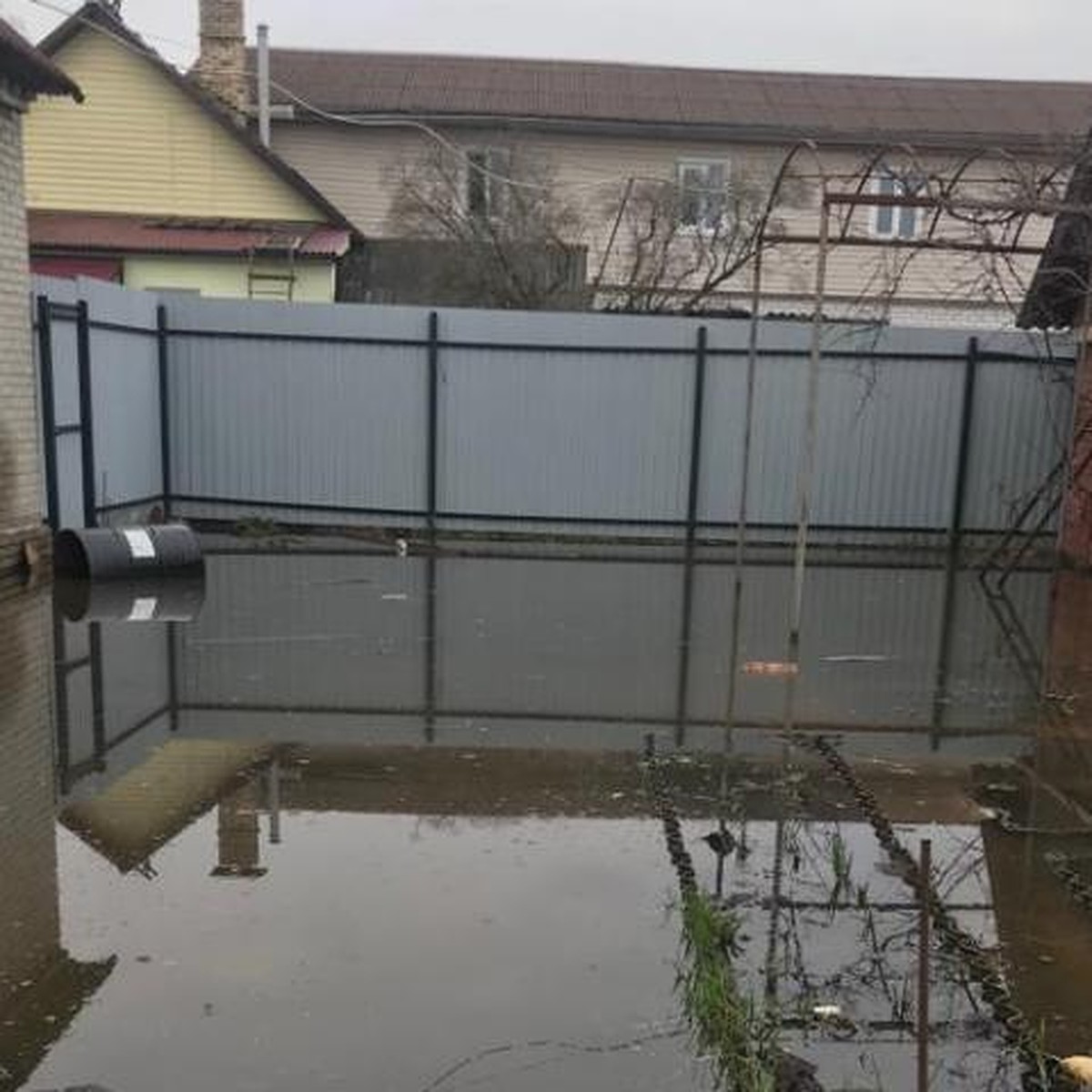 В брянском поселке Октябрьский паводковая вода пробралась в жилые дома -  KP.RU