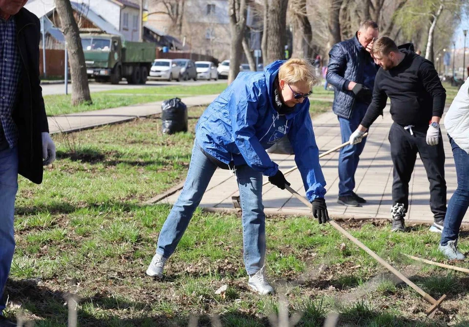 Елена Лапушкина помогала убираться на Аллее Трудовой Славы. Фото: Администрация Самары