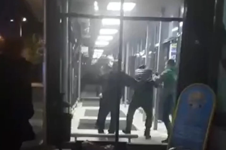 Участников пытались разнять двое мужчин. Фото: "Подслушано в Рыбинске"