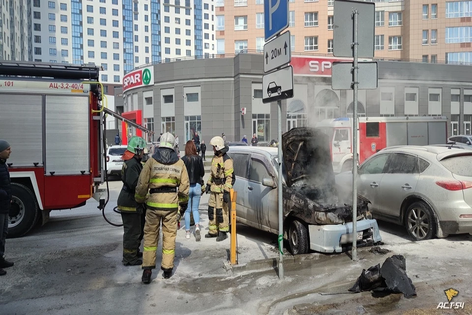 В Новосибирске на парковке загорелся «Ниссан». Фото: "АСТ-54".