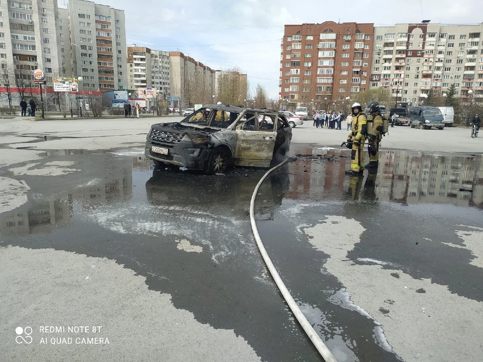 У ТРЦ «Фаворит» в Тюмени сгорела иномарка.