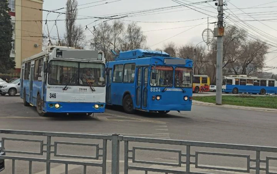 Движению троллейбусов изрядно мешают внеплановые коммунальные работы.