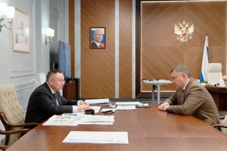 Ирек Файзуллин и Игорь Кобзев обсудили меры поддержки для строительства в Иркутской области. Фото: Пресс-служба правительства Иркутской области.