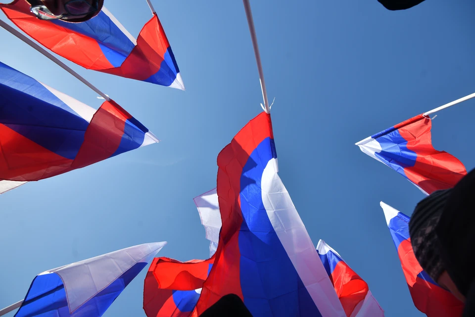 Российские флаги поднимут в школах, колледжах и вузах региона.