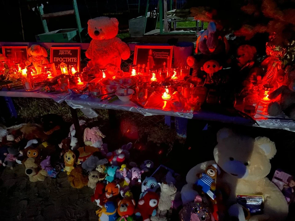 К мемориалу в Вешкайме люди несут свечи и игрушки