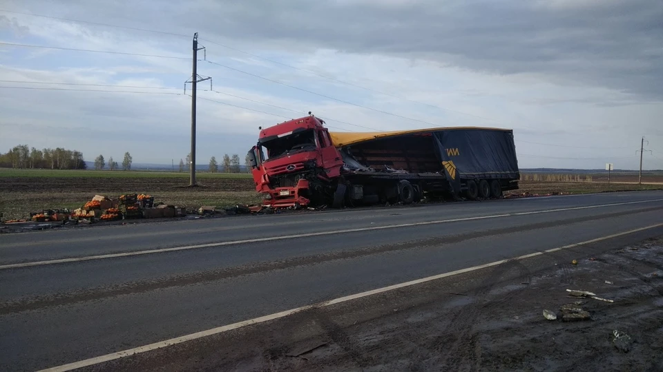 ДТП собрало несколько грузовиков, которые везли фрукты / Фото: Сергей Глебов / ДТП 163 Самара