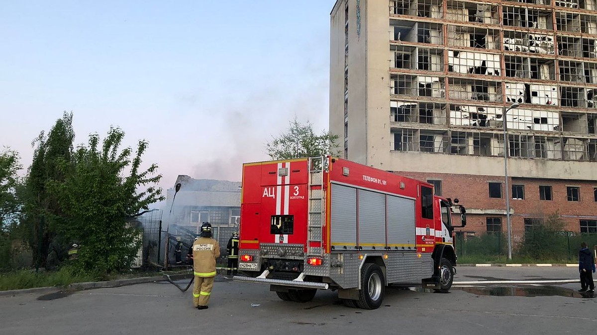 В Волгограде тушат пожар рядом с торговым центром Европа Сити Молл - KP.RU