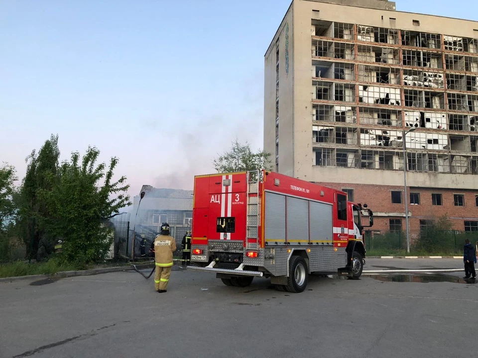 Загорелся вагончик рядом с заброшенным зданием молодежного центра. Фото: Ирина КАЗИМИРОВА.