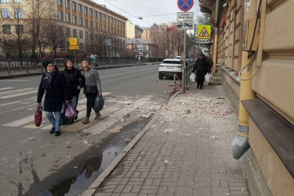 Пешеходы чудом спаслись при обрушении части фасада со здания у метро "Чкаловская"