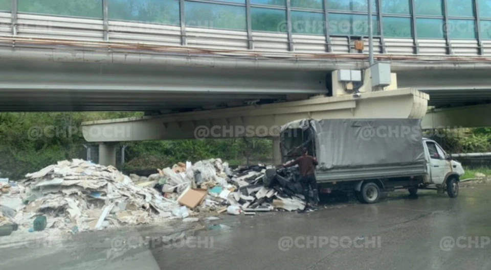 Из-за стихийной свалки произошел разлив канализации. Фото t.me/wcups.
