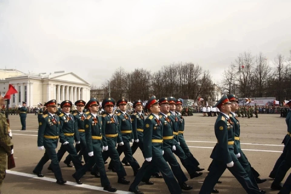 На театральной площади пройдет торжественный парад войск Кировского гарнизона.