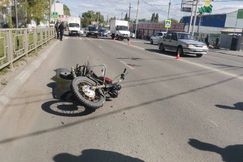 В Ростовской области мотоциклист без прав протаранил элитную иномарку и сбил пешехода. Фото: ГИБДД по РО.