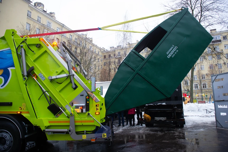 Завалы мусора вывезли с контейнерных площадок в центре Петербурга