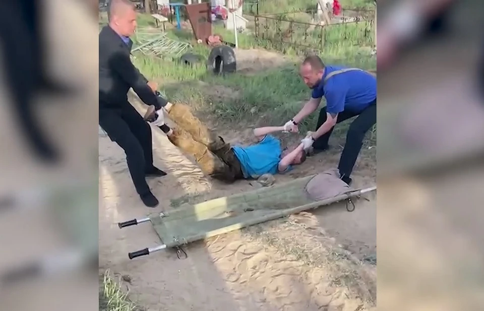 Мужчина был настолько пьян, что сам подняться не смог. Кадр с видео ГУ МВД России по Волгоградской области.