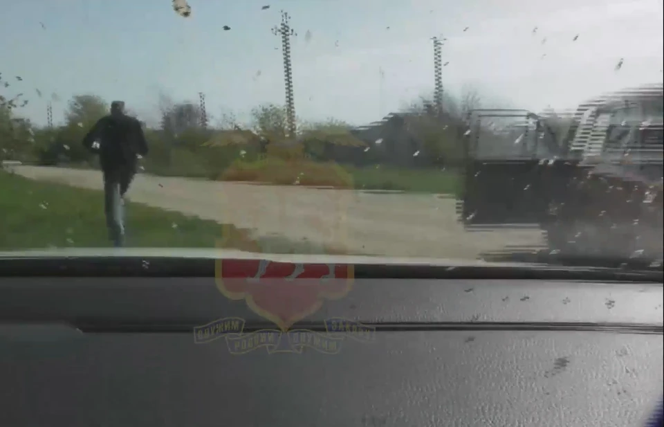 Мужчина попытался скрыться на своих двоих, бросив машину. Фото: пресс-служба МВД по РК/скриншот из видео