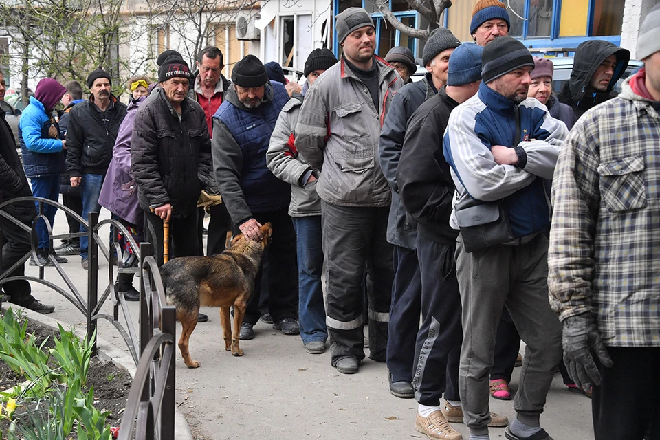 На Украине чиновники разворовывают гуманитарную помощь. На фото: жители Мариуполя стоят в очереди за гуманитаркой.