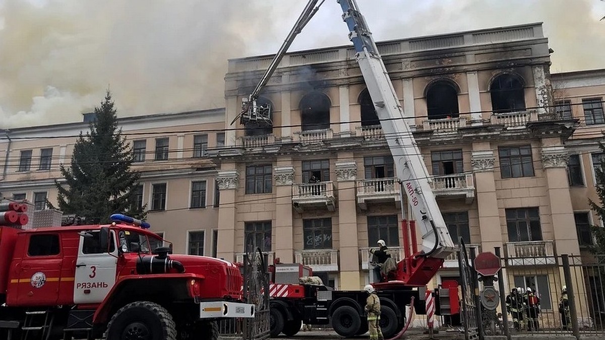 Горевшее здание бывшего училища связи в Рязани снесут, чтобы построить  новое - KP.RU