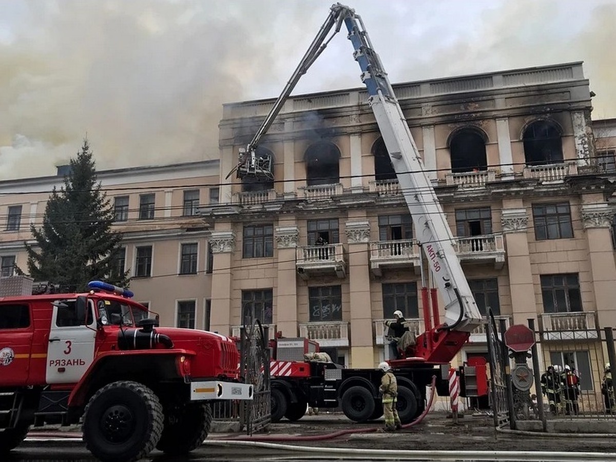 Горевшее здание бывшего училища связи в Рязани снесут, чтобы построить  новое - KP.RU