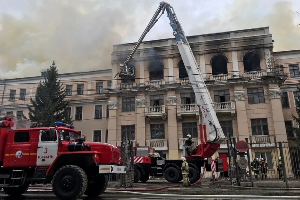 Горевшее здание бывшего училища связи в Рязани снесут, чтобы построить новое.